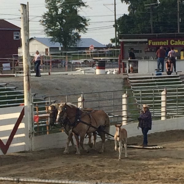 Foto tirada no(a) Cowtown Rodeo por Renee E. em 8/6/2016