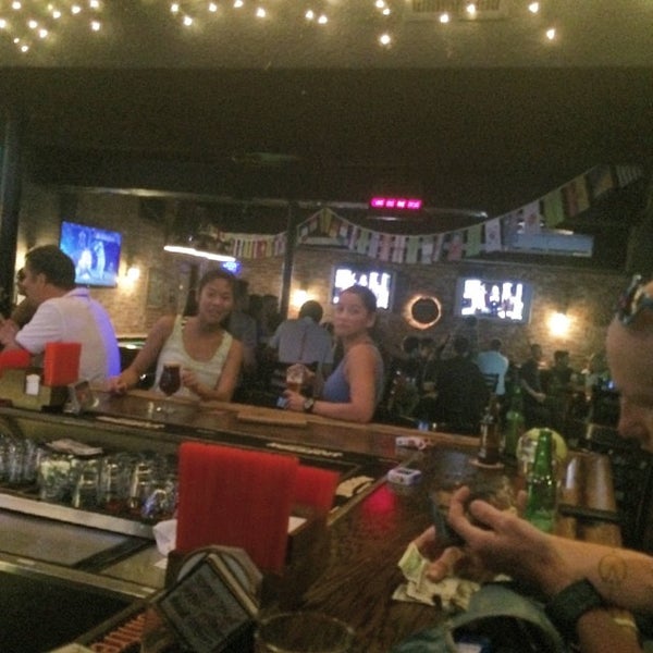 Foto tirada no(a) The Oaks Tavern por Michael K. em 7/23/2014