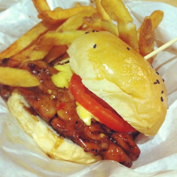 รูปภาพถ่ายที่ Burger Junkyard โดย Wi Wen L. เมื่อ 8/7/2013