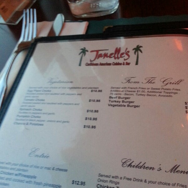 9/6/2013 tarihinde Mina V.ziyaretçi tarafından Janelle&#39;s Caribbean American Cuisine &amp; Bar'de çekilen fotoğraf