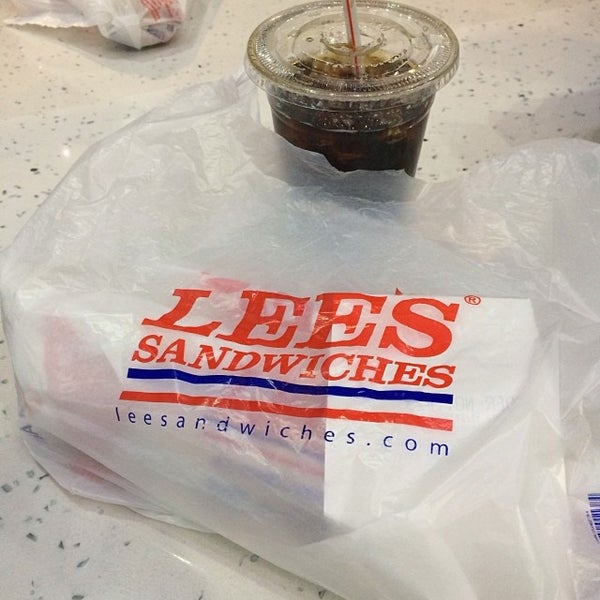 1/22/2014 tarihinde John S.ziyaretçi tarafından Lee&#39;s Sandwiches'de çekilen fotoğraf