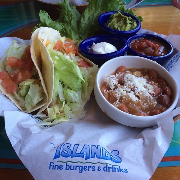 Foto scattata a Islands Restaurant da John S. il 4/7/2014