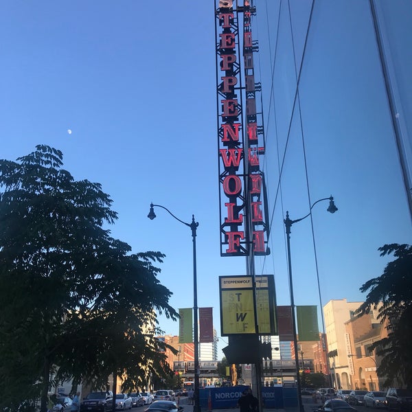 รูปภาพถ่ายที่ Steppenwolf Theatre Company โดย Bill D. เมื่อ 7/12/2019