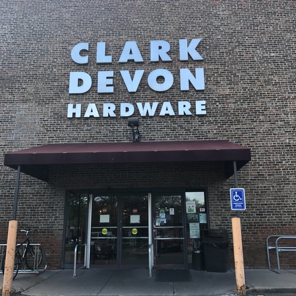 รูปภาพถ่ายที่ Clark-Devon Hardware โดย Bill D. เมื่อ 5/13/2017