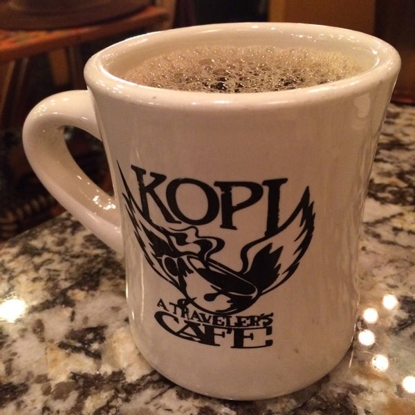 Das Foto wurde bei Kopi Café von Bill D. am 11/4/2014 aufgenommen