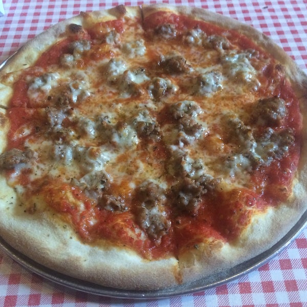 Снимок сделан в Bongiorno&#39;s Italian Deli &amp; Pizzeria пользователем Bill D. 5/20/2016