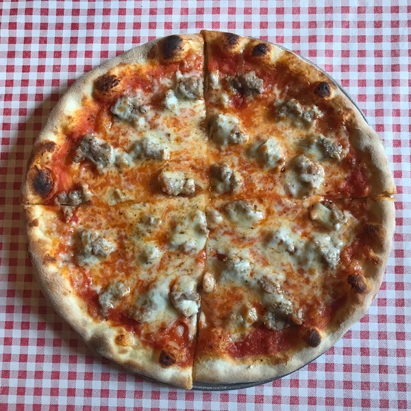 Снимок сделан в Bongiorno&#39;s Italian Deli &amp; Pizzeria пользователем Bill D. 3/20/2018