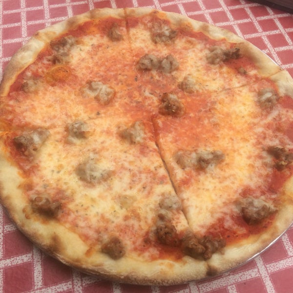 Снимок сделан в Bongiorno&#39;s Italian Deli &amp; Pizzeria пользователем Bill D. 10/7/2016