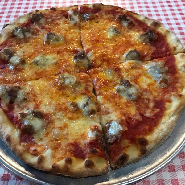 Снимок сделан в Bongiorno&#39;s Italian Deli &amp; Pizzeria пользователем Bill D. 3/27/2017