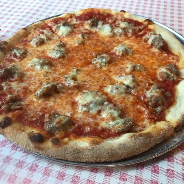 Снимок сделан в Bongiorno&#39;s Italian Deli &amp; Pizzeria пользователем Bill D. 2/16/2018