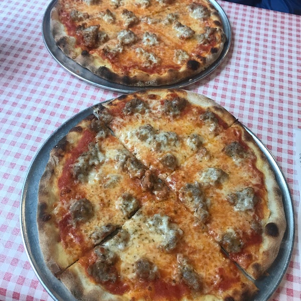Снимок сделан в Bongiorno&#39;s Italian Deli &amp; Pizzeria пользователем Bill D. 2/23/2018