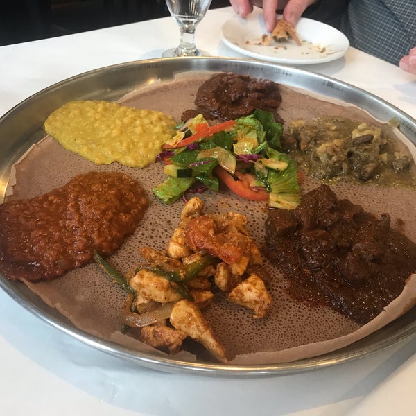 Das Foto wurde bei Demera Ethiopian Restaurant von Bill D. am 5/18/2019 aufgenommen