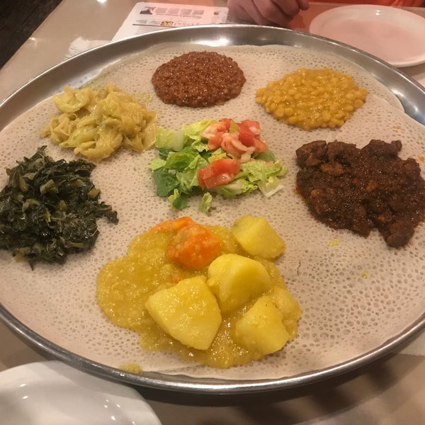 Снимок сделан в Ethiopian Diamond Restaurant &amp; Bar пользователем Bill D. 3/26/2019