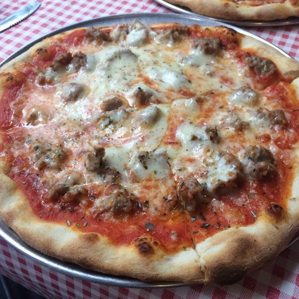 Снимок сделан в Bongiorno&#39;s Italian Deli &amp; Pizzeria пользователем Bill D. 12/7/2015