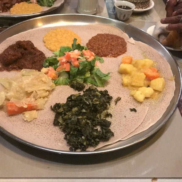 Foto tomada en Ethiopian Diamond Restaurant &amp; Bar  por Bill D. el 11/4/2017
