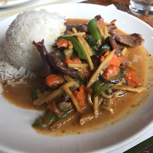 รูปภาพถ่ายที่ Pho&#39;s Spicier Thai Cuisine โดย Bill D. เมื่อ 2/4/2017