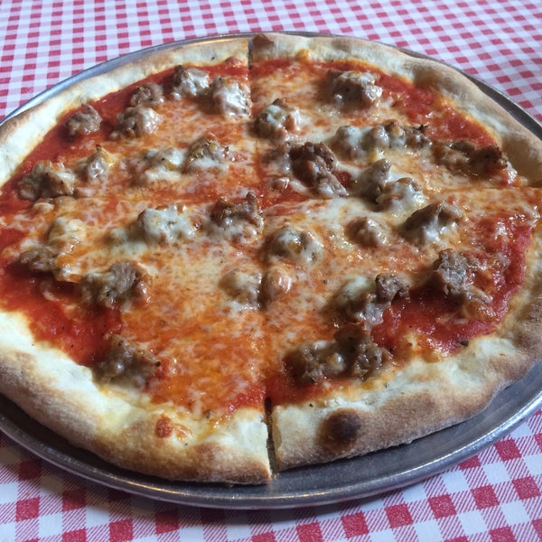 Снимок сделан в Bongiorno&#39;s Italian Deli &amp; Pizzeria пользователем Bill D. 4/29/2016