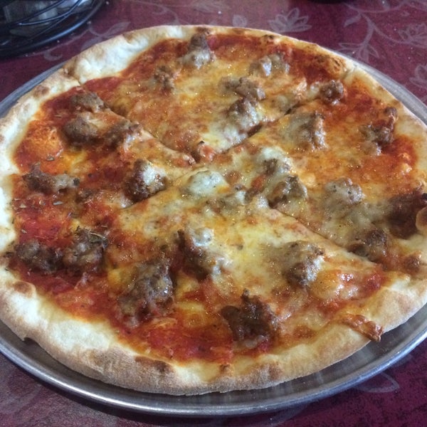 Снимок сделан в Bongiorno&#39;s Italian Deli &amp; Pizzeria пользователем Bill D. 1/12/2016