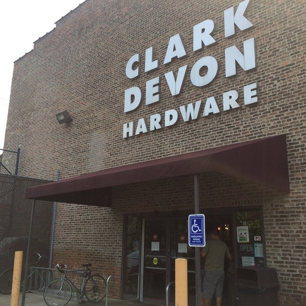 รูปภาพถ่ายที่ Clark-Devon Hardware โดย Bill D. เมื่อ 8/31/2015