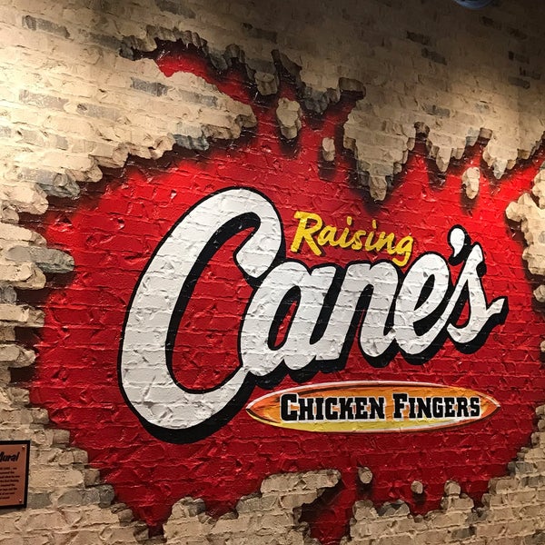 รูปภาพถ่ายที่ Raising Cane&#39;s Chicken Fingers โดย Bill D. เมื่อ 4/18/2019