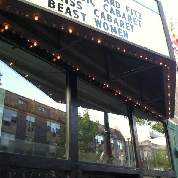 Foto tirada no(a) Greenhouse Theater Center por Bill D. em 5/18/2013