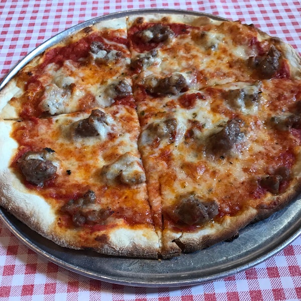 Снимок сделан в Bongiorno&#39;s Italian Deli &amp; Pizzeria пользователем Bill D. 6/30/2017
