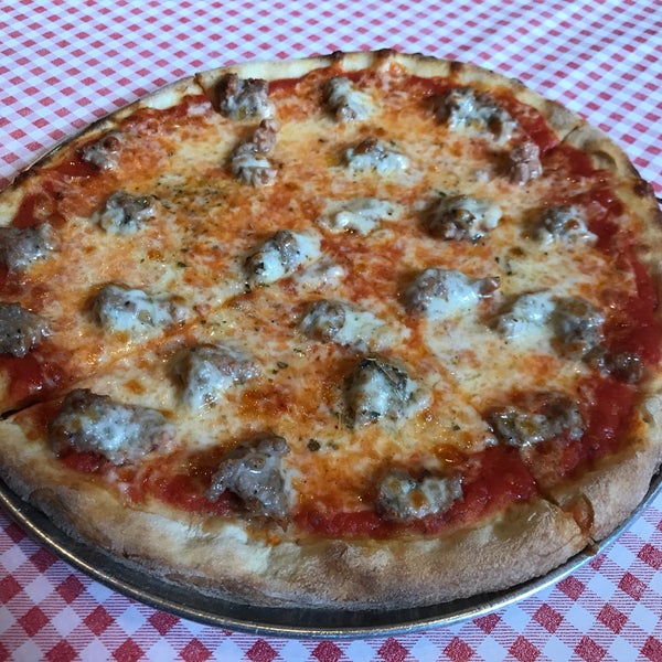 Снимок сделан в Bongiorno&#39;s Italian Deli &amp; Pizzeria пользователем Bill D. 4/14/2017