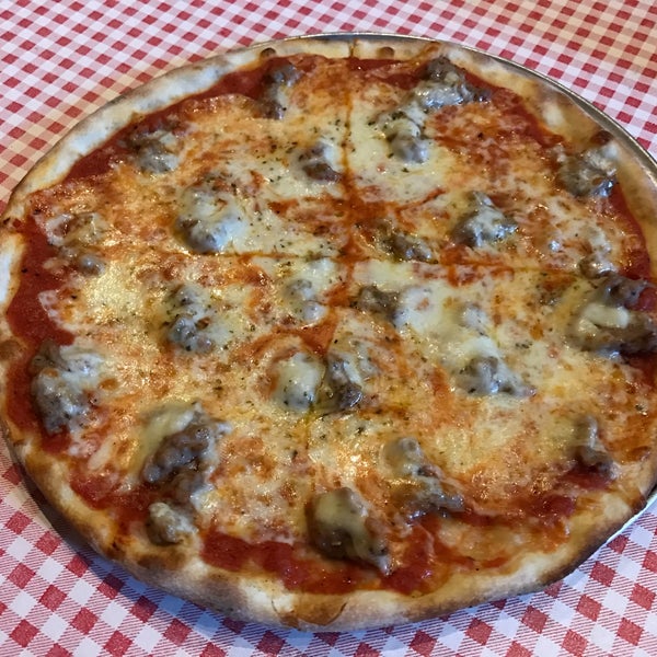 Снимок сделан в Bongiorno&#39;s Italian Deli &amp; Pizzeria пользователем Bill D. 12/9/2016