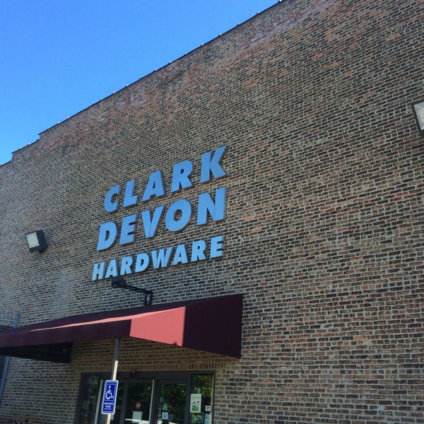 รูปภาพถ่ายที่ Clark-Devon Hardware โดย Bill D. เมื่อ 8/6/2016