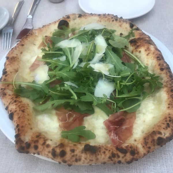 Снимок сделан в Spacca Napoli Pizzeria пользователем Bill D. 8/24/2019