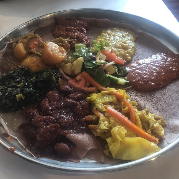 Снимок сделан в Demera Ethiopian Restaurant пользователем Bill D. 6/13/2019