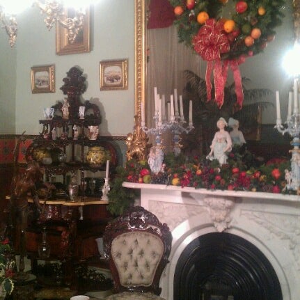 Foto tirada no(a) The Campbell House Museum por Jen R. em 11/30/2012