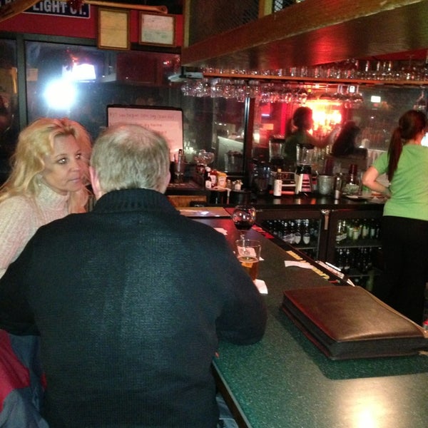 2/21/2013 tarihinde Troy P.ziyaretçi tarafından Hudson&#39;s Classic Grill &amp; Bar'de çekilen fotoğraf