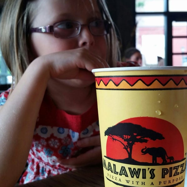 รูปภาพถ่ายที่ Malawi&#39;s Pizza Provo Riverwoods โดย Jeremy N. เมื่อ 7/1/2015