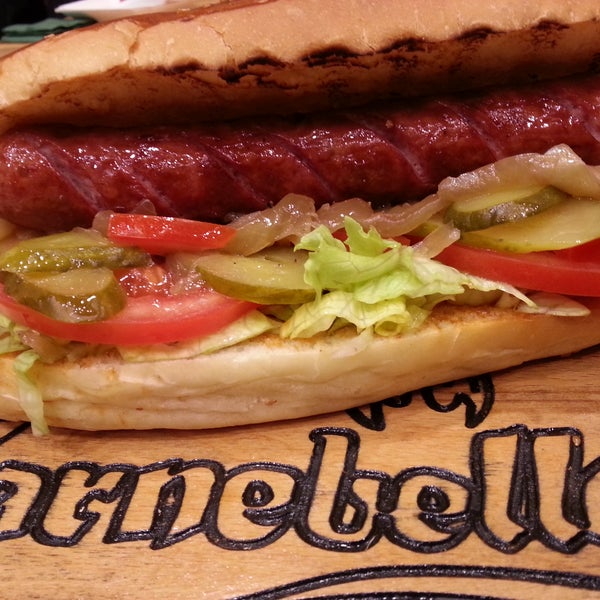 Best sausage in town! Carneroll & burger de nefis, temiz, personel güleryüzlü, fiyat da uygun. Her gün yiyebilirim ;-)