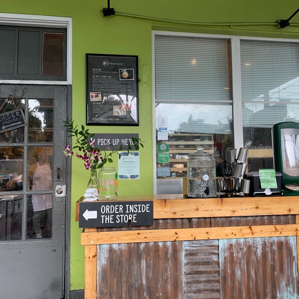 Foto tomada en Date &amp; Thyme Organic Cafe, Juice Bar &amp; Market  por Hrishi D. el 12/22/2019
