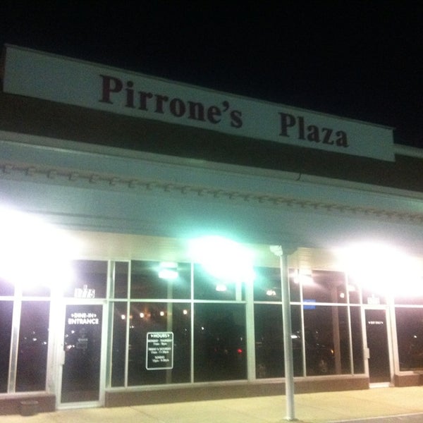 Photo prise au Pirrone&#39;s Pizzeria par Michael W. le11/17/2013