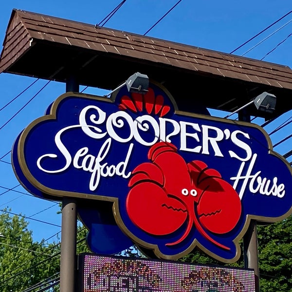 Foto diambil di Coopers Seafood House oleh Derek L. pada 6/14/2022
