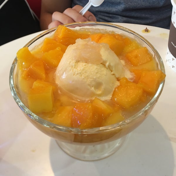 Foto scattata a Mango Mango Dessert da Kathleen C. il 8/26/2017