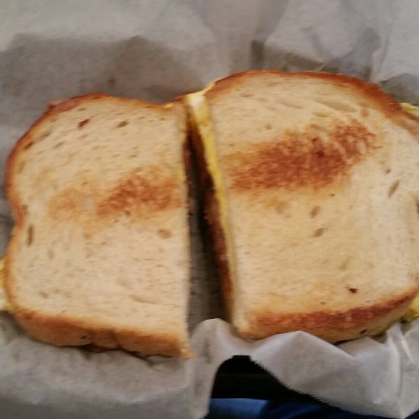 Foto diambil di Earl&#39;s Sandwiches oleh Emmanuel R. pada 12/14/2014