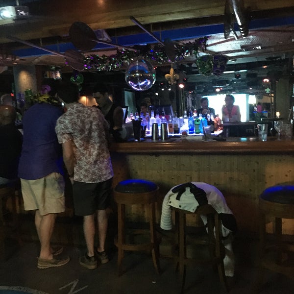 2/26/2020 tarihinde Karyn G.ziyaretçi tarafından Hula&#39;s Bar &amp; Lei Stand'de çekilen fotoğraf