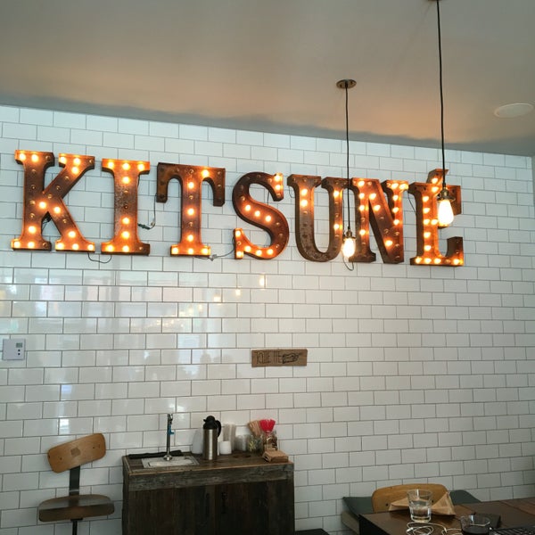 Foto diambil di Kitsuné Espresso Bar Artisanal oleh Dietrich pada 4/25/2016