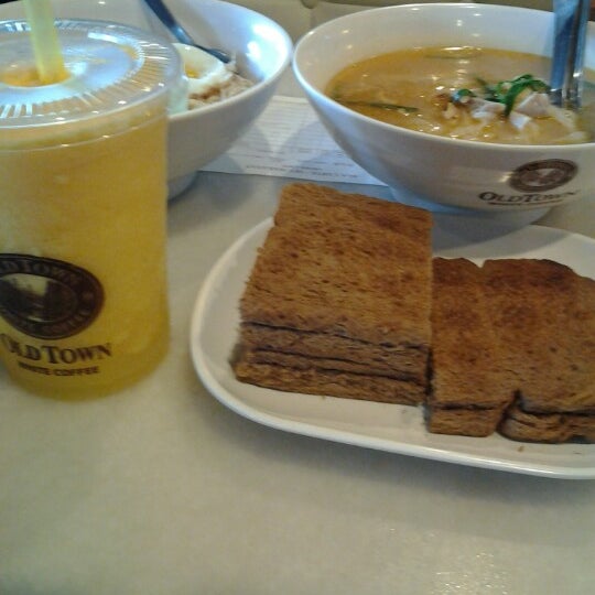 Photo taken at OldTown White Coffee by LiNa S. on 1/8/2013