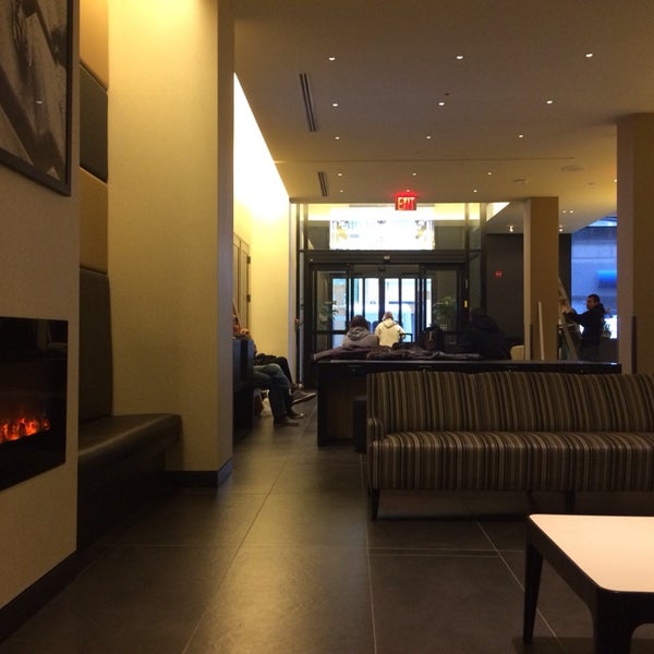 Foto diambil di La Quinta Inn and Suites Manhattan oleh Tania H. pada 3/11/2014