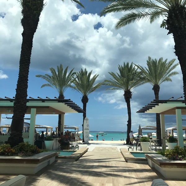 Foto tomada en The Westin Grand Cayman Seven Mile Beach Resort &amp; Spa  por John K. el 8/13/2017