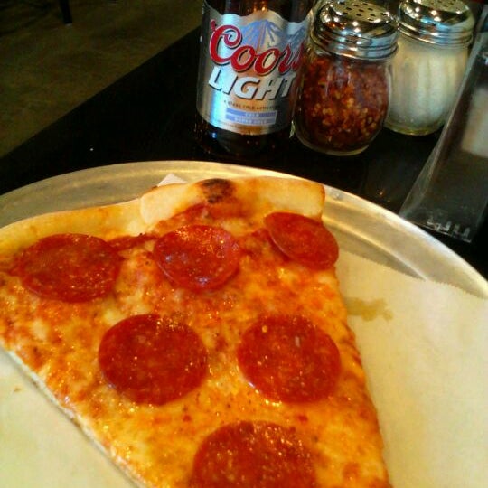 Foto tomada en Vinny&#39;s NY Pizza  por Juni R. el 11/1/2012