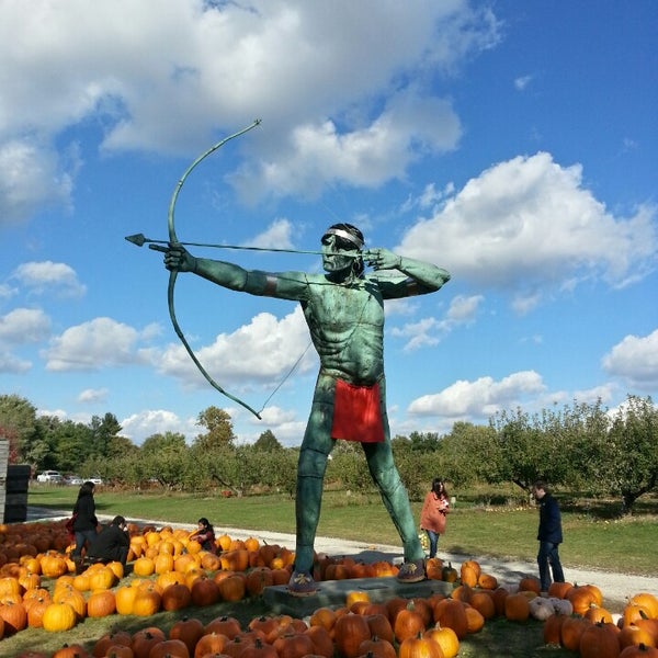 Photo taken at Curtis Orchard &amp; Pumpkin Patch by Johnathan R. on 10/19/2013