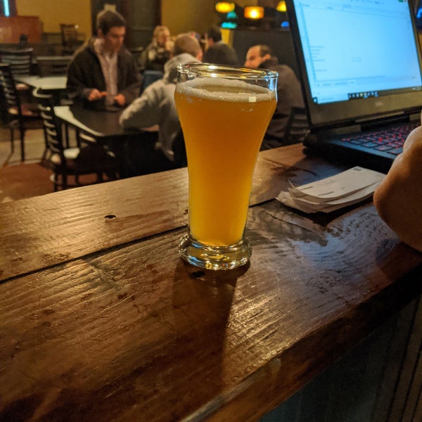 Foto tirada no(a) Strange Brew Tavern por Greg R. em 11/15/2019