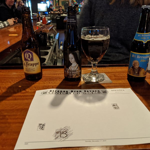 Foto tirada no(a) Strange Brew Tavern por Greg R. em 12/18/2019