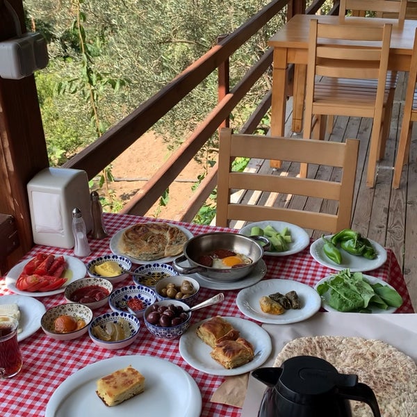 Photo taken at Havva Ana&#39;nın Kahvaltı Bahçesi by Sinan B. on 9/24/2020